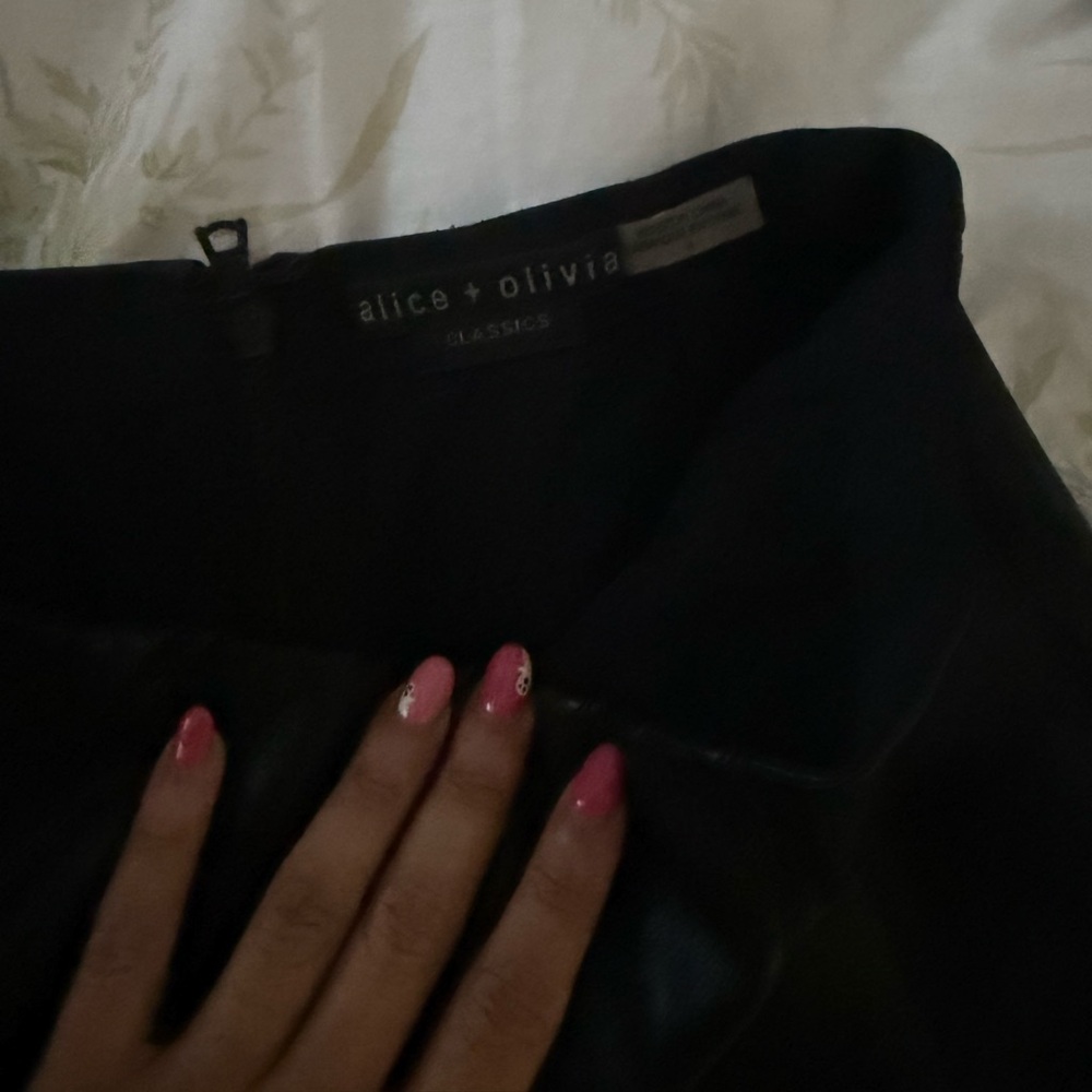 Alice and Olivia black Carter skirt size 4